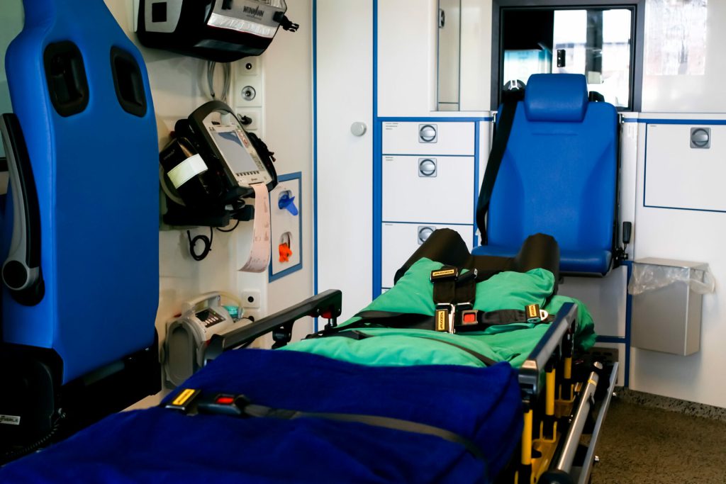 Moderne Ausstattung im Intensivrettungsfahrzeug mit Liege und medizinischem Equipment.