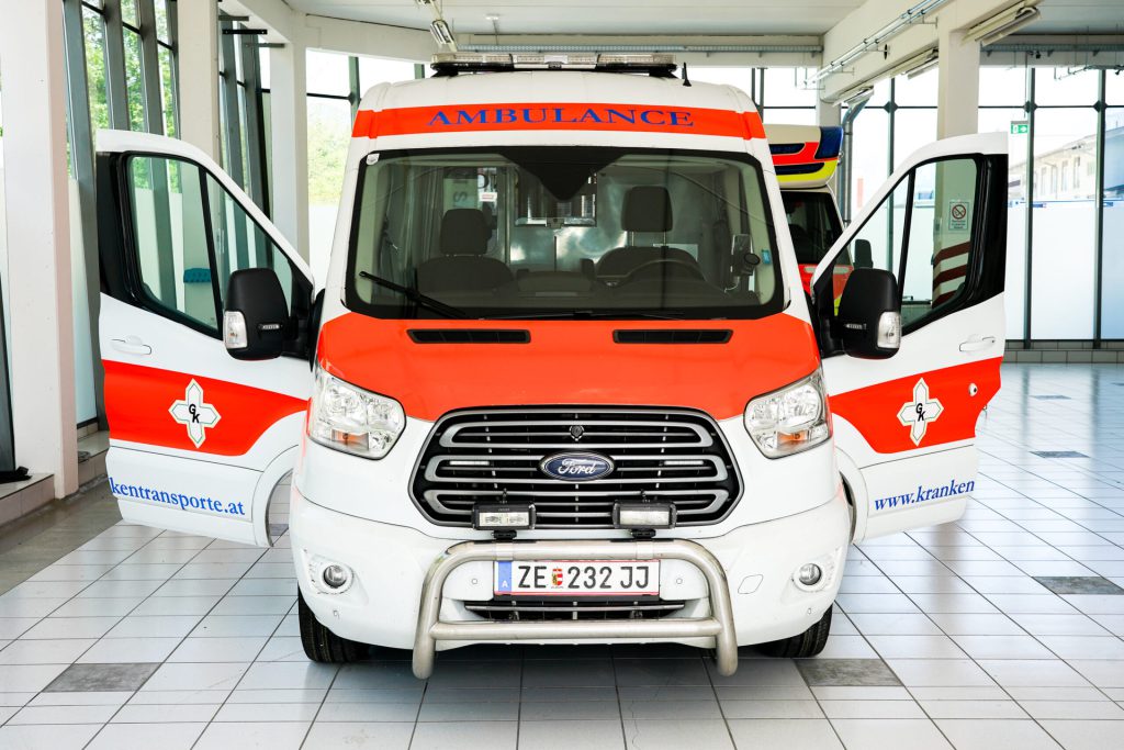 Intensivrettungsfahrzeug in heller Halle mit geöffneten Türen und moderner Ausstattung.