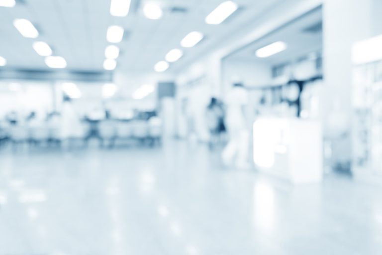 Uskarpt billede af et venteområde i en medicinsk facilitet.