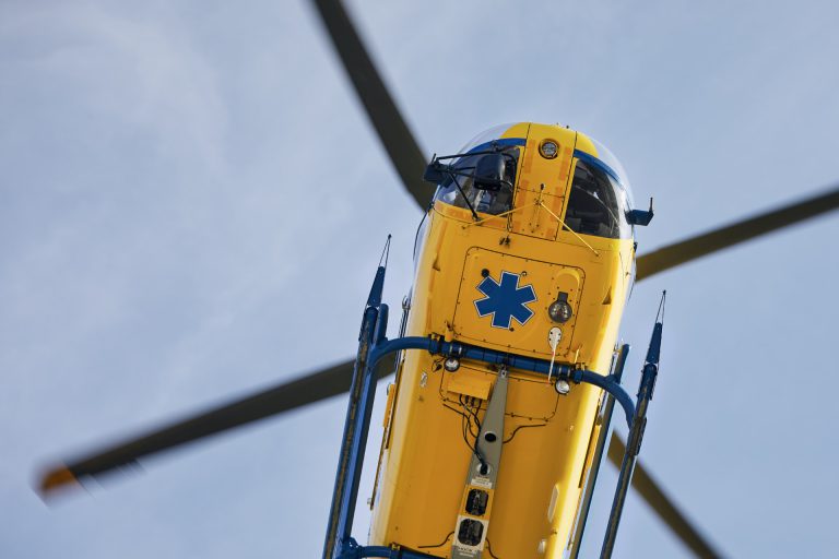 Medicinsk helikopter til hurtig akuttransport over himlen i Zell am See.