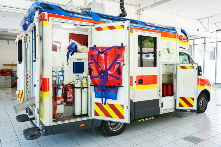 Moderne ambulance med nødudstyr og medicinsk udstyr i Zell am See.